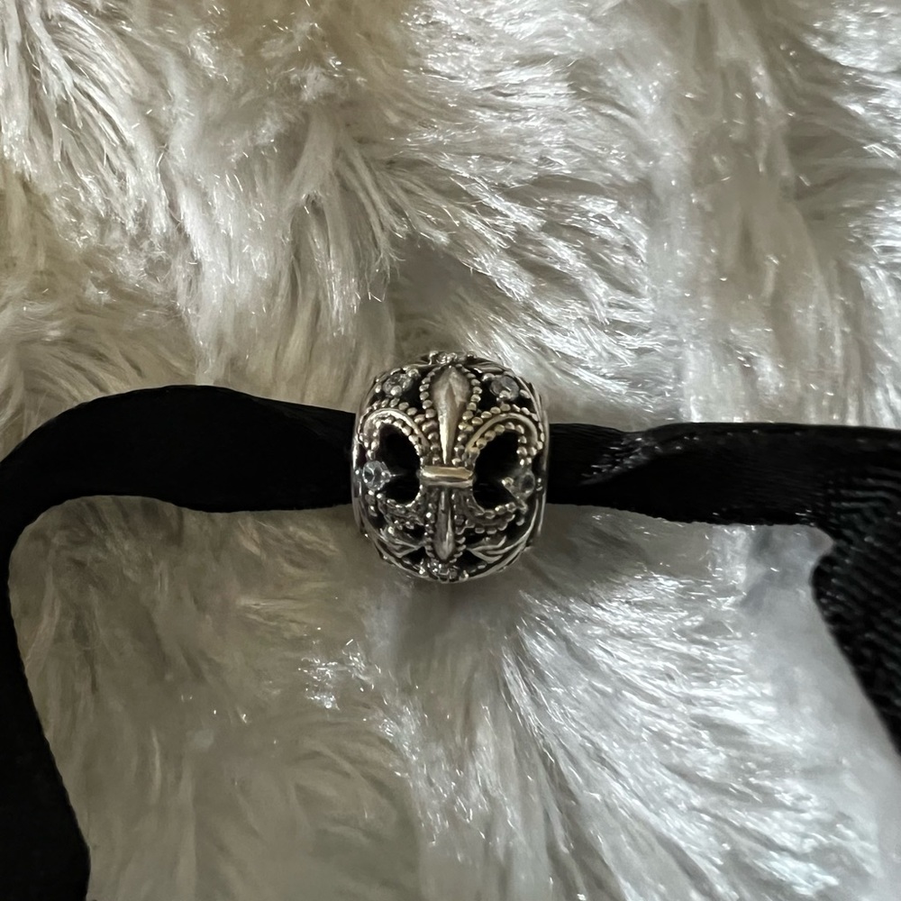 Pandora Fleur de Lis charm.